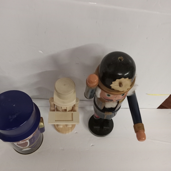 Nut Crackers Lot 2 Wooden & a Tin Canister Vintage & Modern - Picture 9 of 12